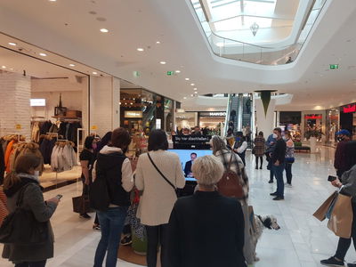 ביום שישי: אזרחים מודאגים צופים בהכרזה על סגר מקנצלר אוסטריה אלכסנדר שלנברג.