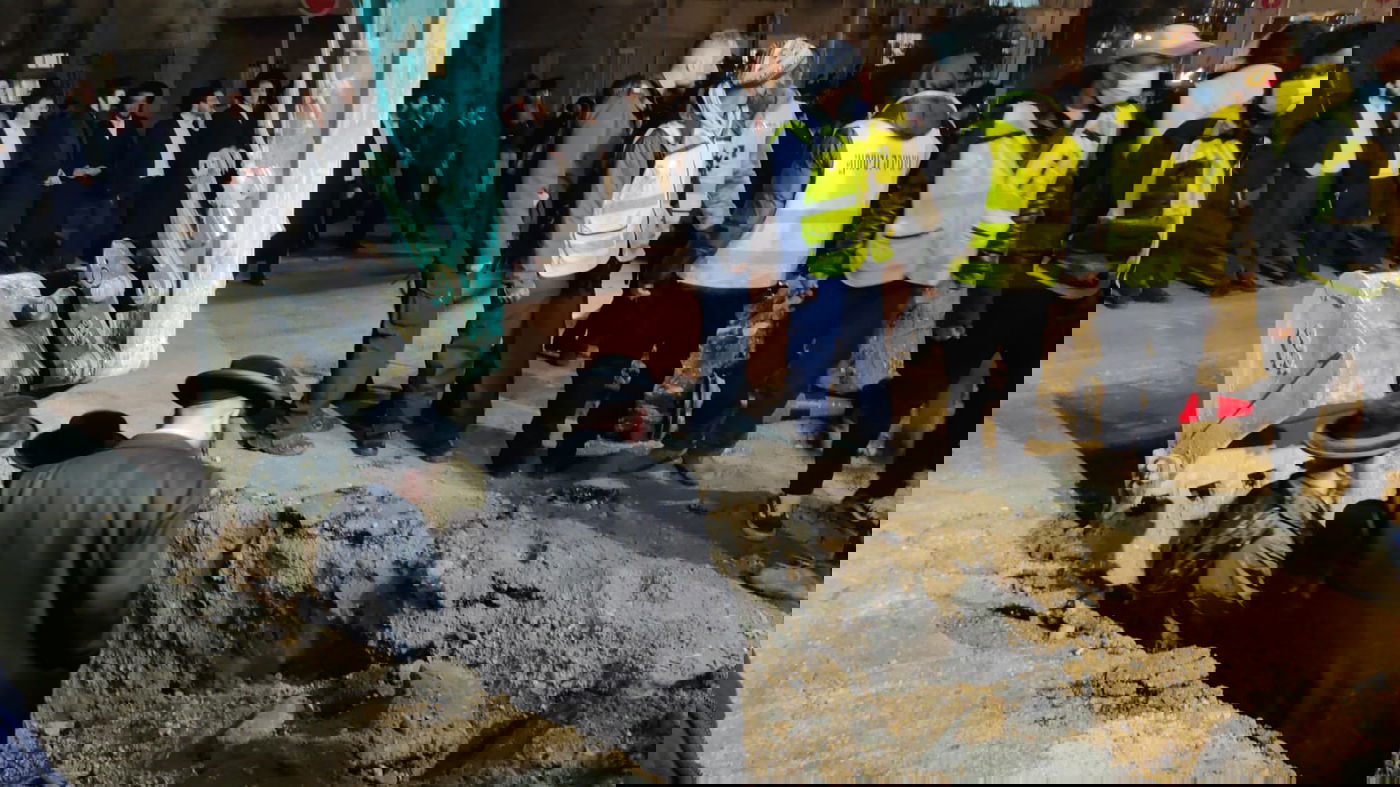 מפגינים חרדים קפצו לבורות הרכבת הקלה