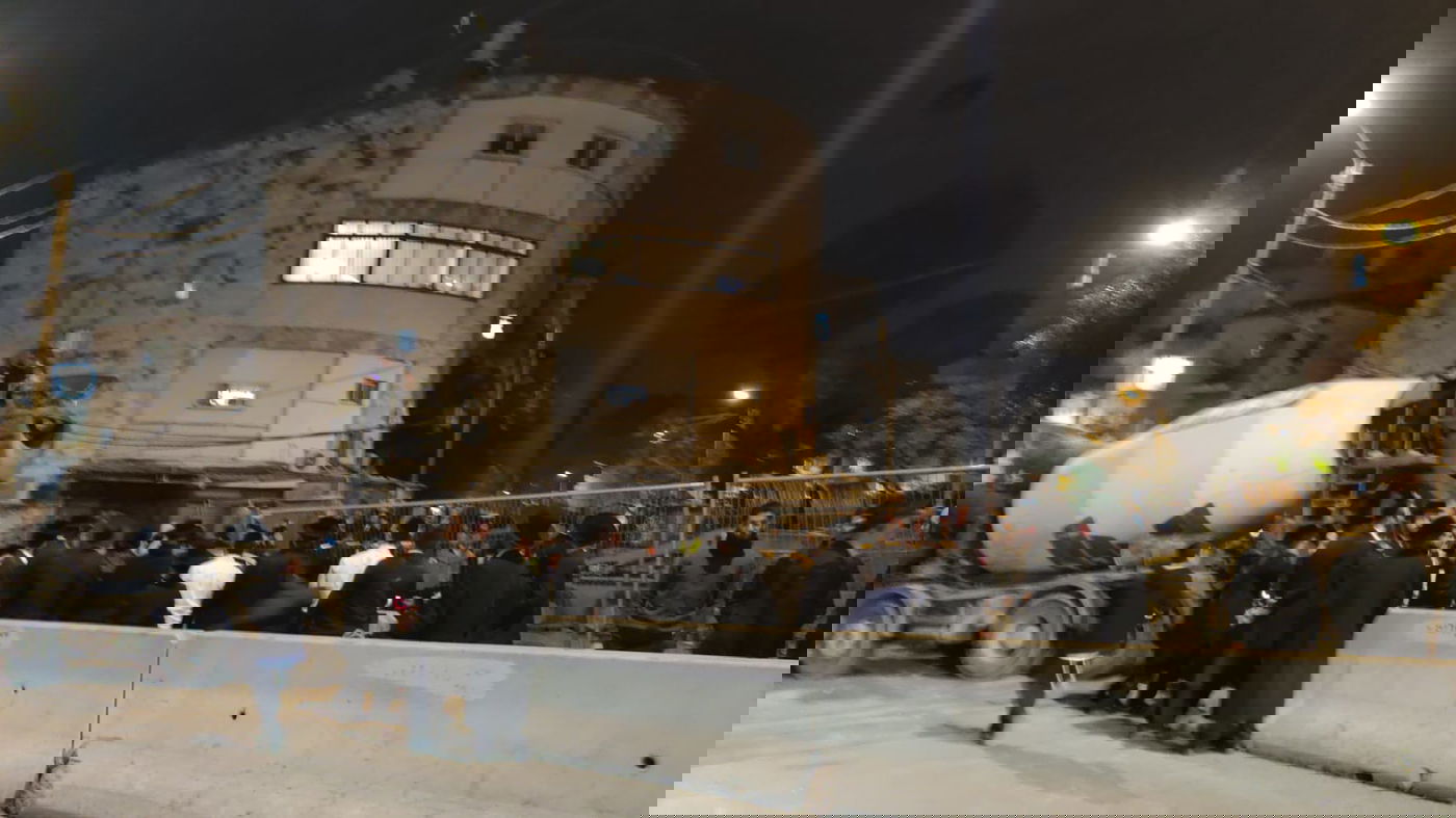 מפגינים חרדים קפצו לבורות הרכבת הקלה