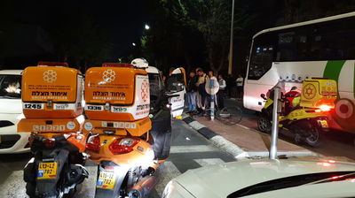 רוכב אופניים בן 70 נפצע מפגיעת אוטובוס