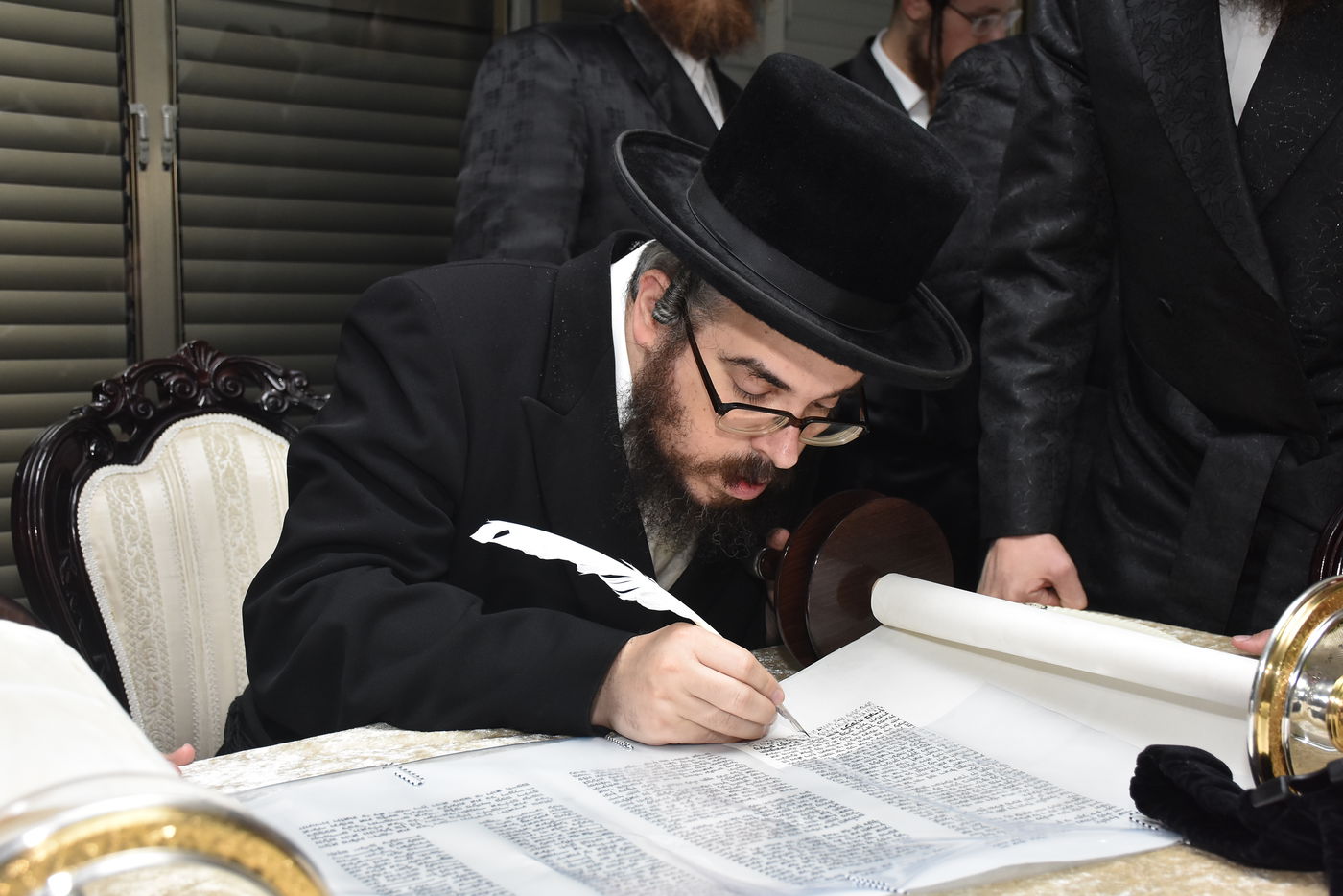 מביתו של הנדיב: ספר תורה הוכנס למרכז החסידות בבני ברק