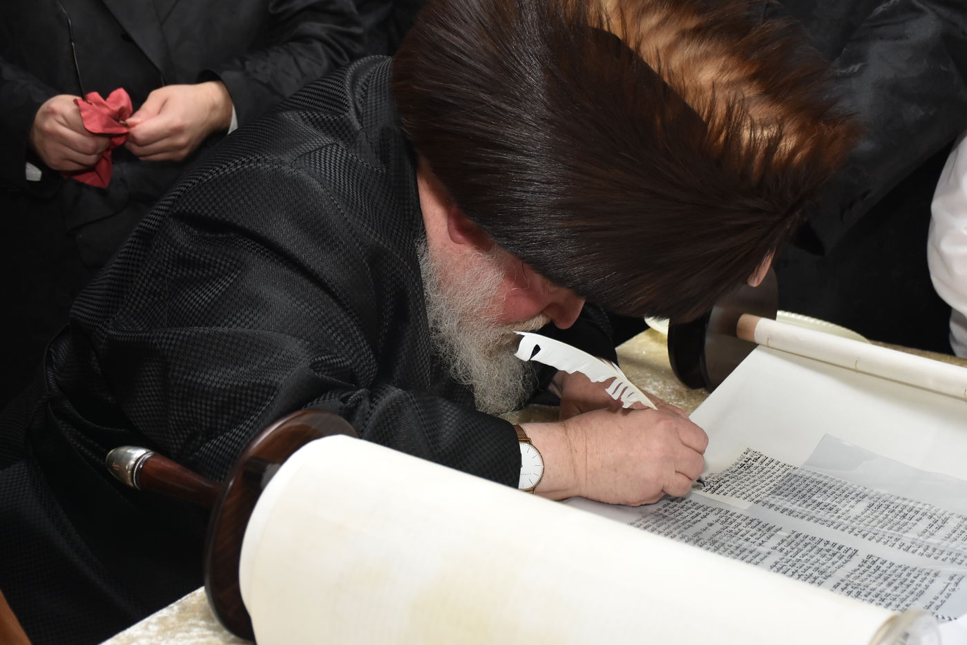 מביתו של הנדיב: ספר תורה הוכנס למרכז החסידות בבני ברק