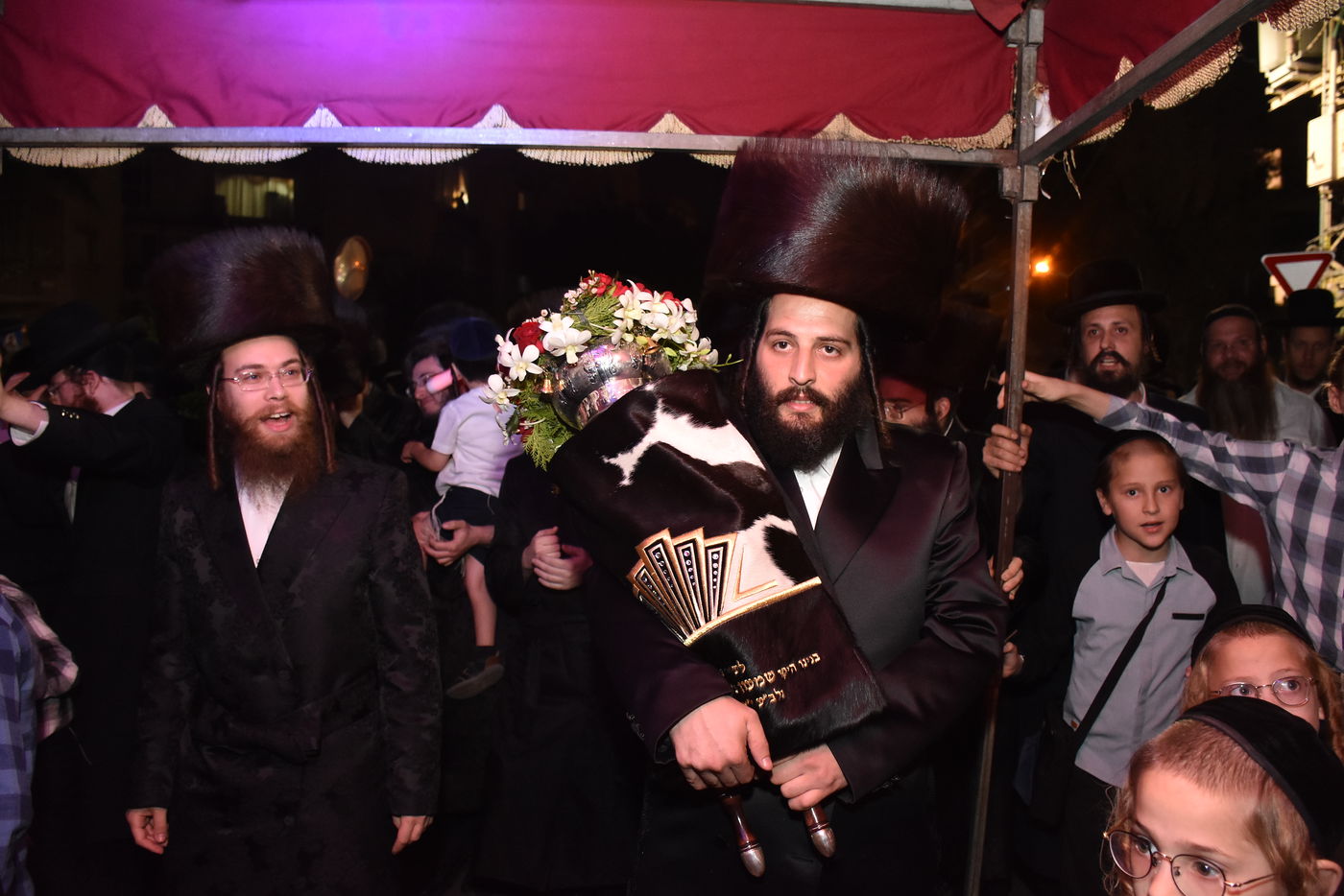 מביתו של הנדיב: ספר תורה הוכנס למרכז החסידות בבני ברק