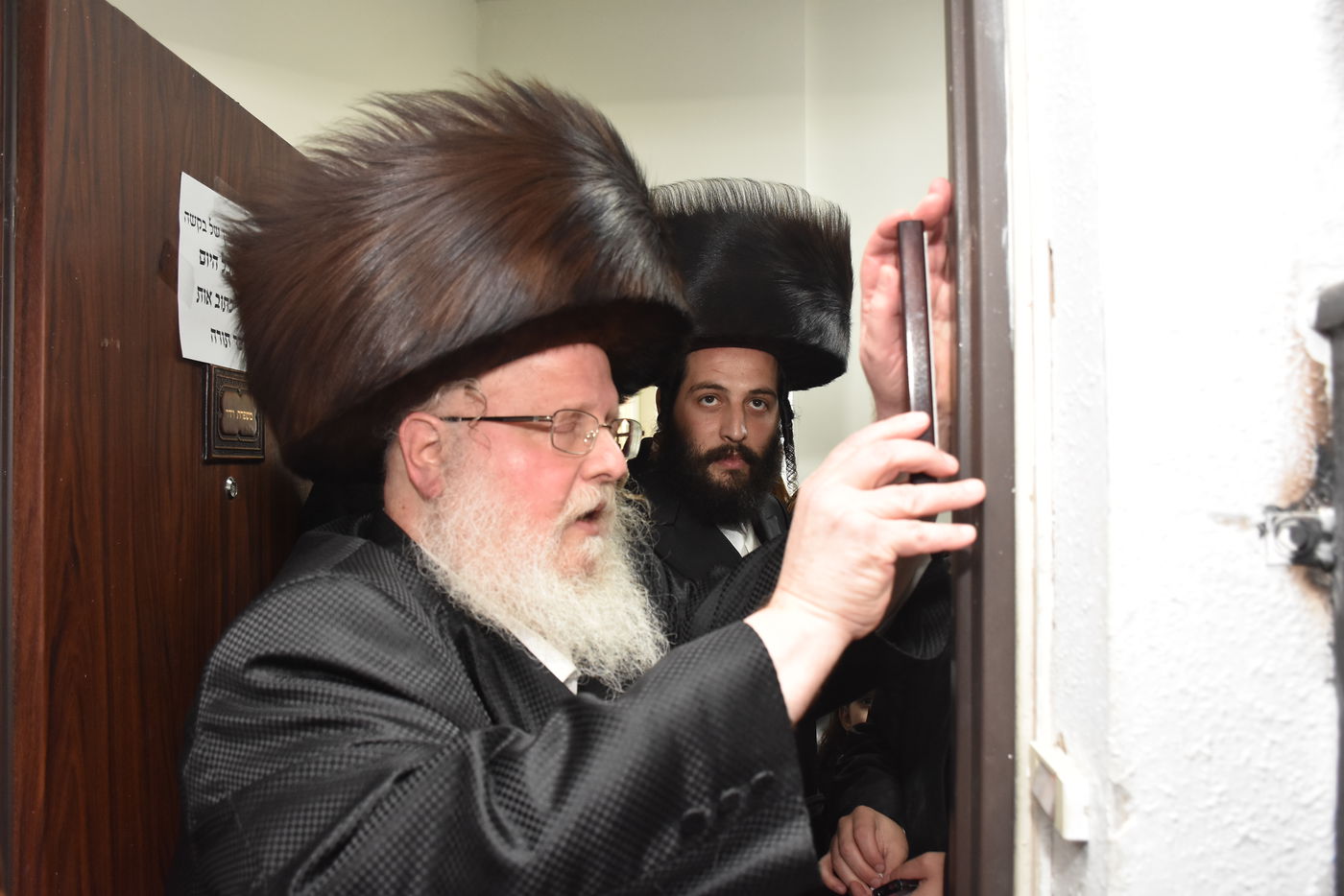 מביתו של הנדיב: ספר תורה הוכנס למרכז החסידות בבני ברק