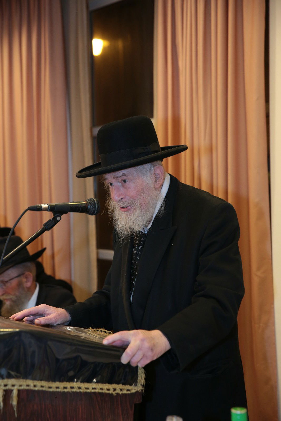 הגאון רבי יואל שוורץ נושא דברי ברכה