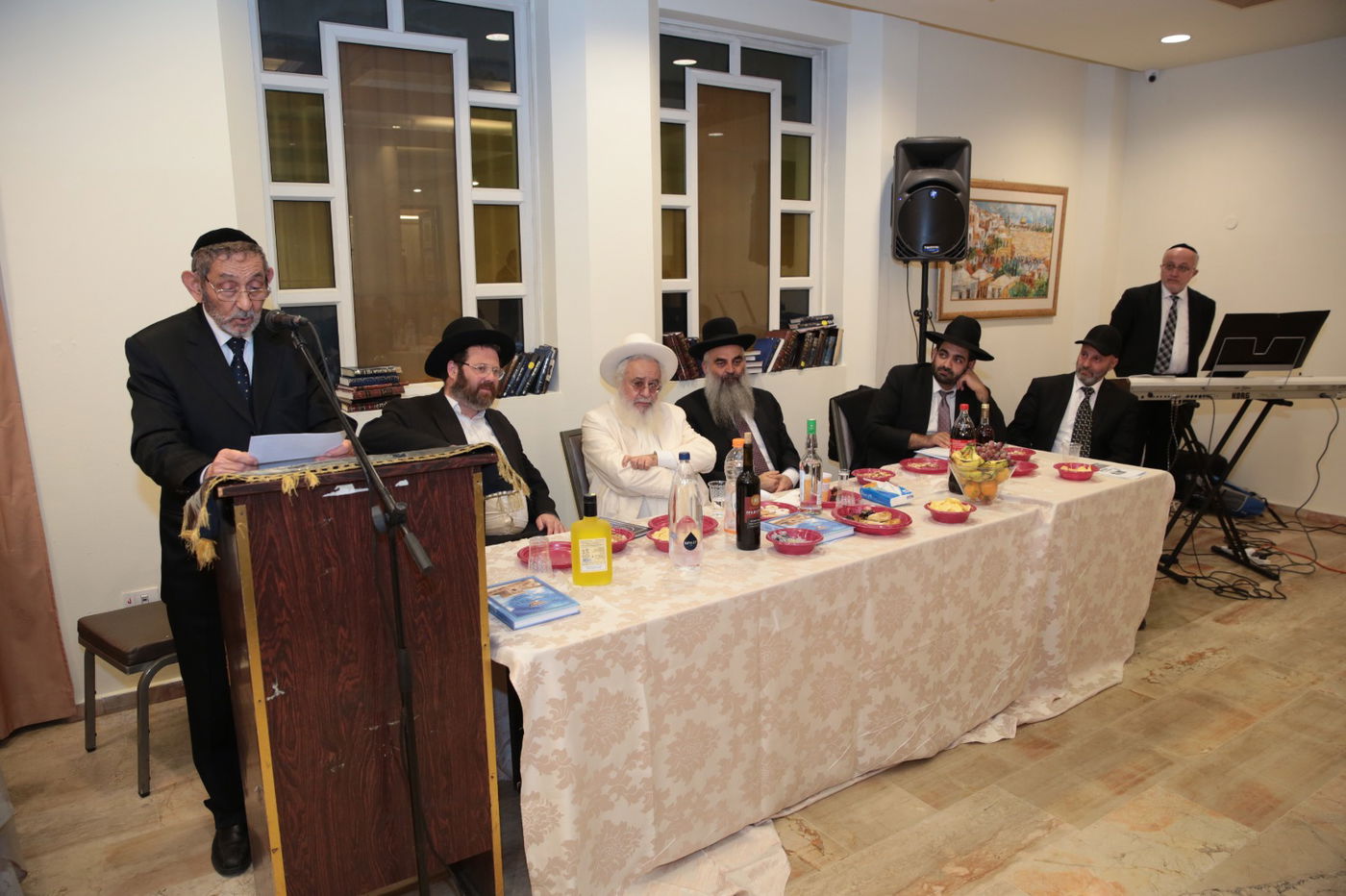 בין המשתתפים בשולחן המזרח: הגאון רבי מרדכי שריקי, הגאון רבי יהודה אפשטיין, יושב ראש סיעת ש"ס ח"כ מיכאל מלכיאלי, ויוזם האירוע הרב רחמים יעקוביאן