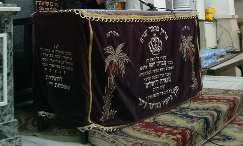 הפרוכת האדומה שעוררה את הסערה