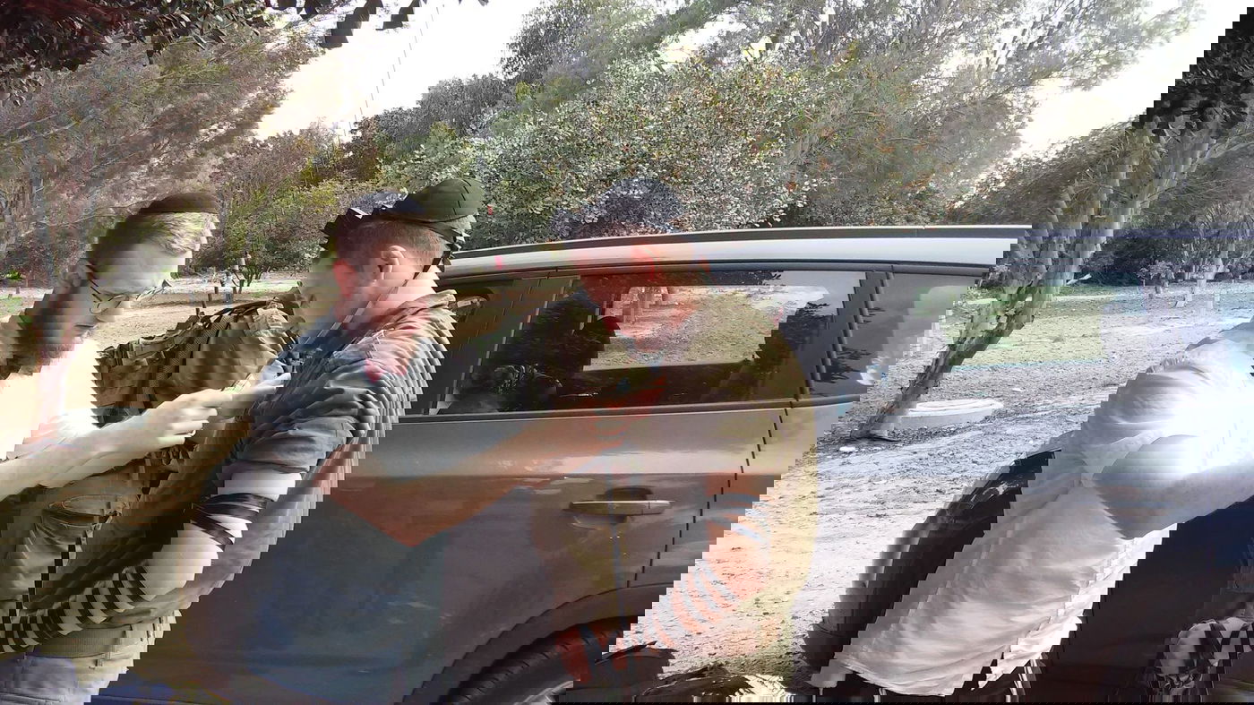 מחזה אופייני. דוד אליהו קיי הי"ד מניח תפילין לחייל צה"ל