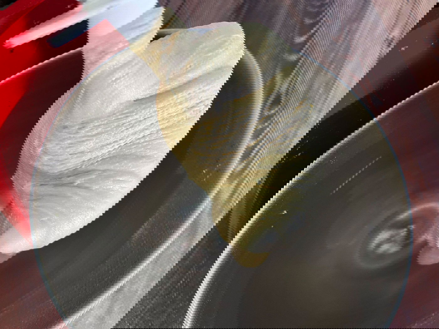 מעבדים את הבצק עד שהוא אלסטי ואסוף סביב הוו