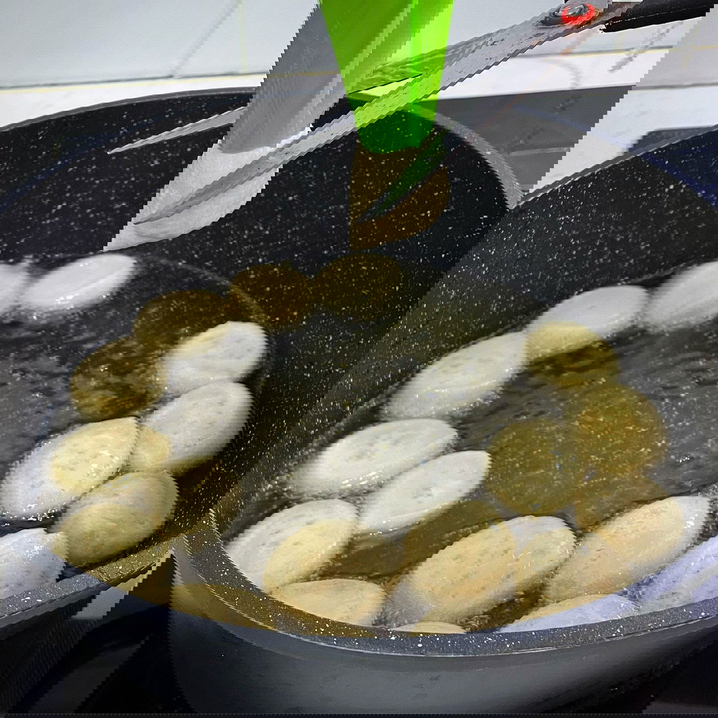 מעבירים את הבצק לשק זילוף וגוזרים אותו לתוך הסיר