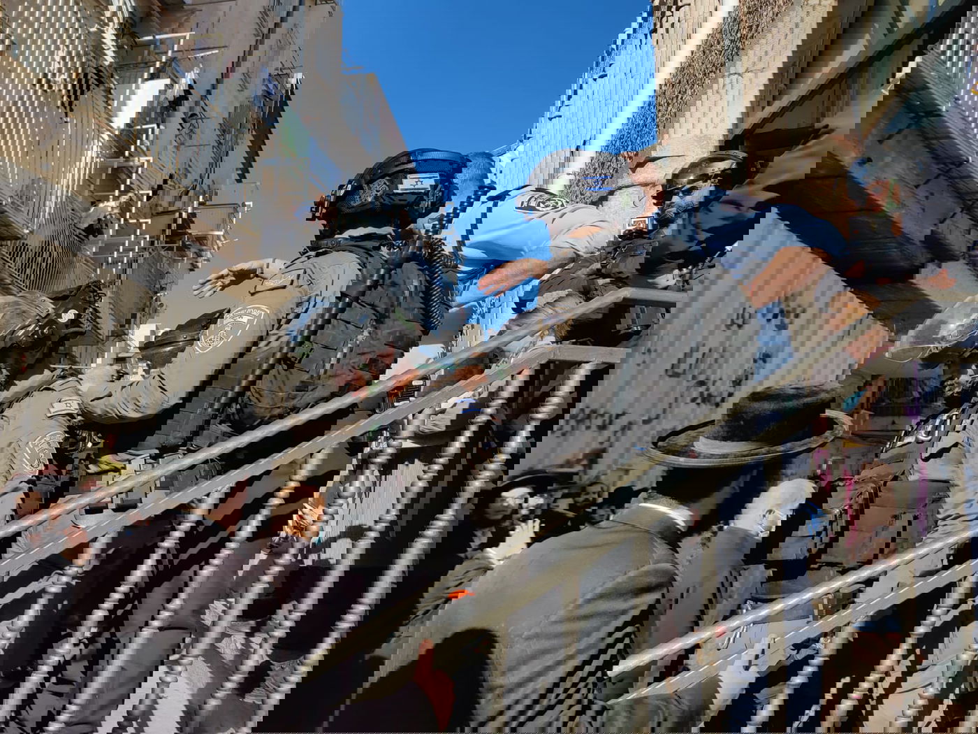 שוטר ואזרח הותקפו במאה שערים, עימותים קשים במקום