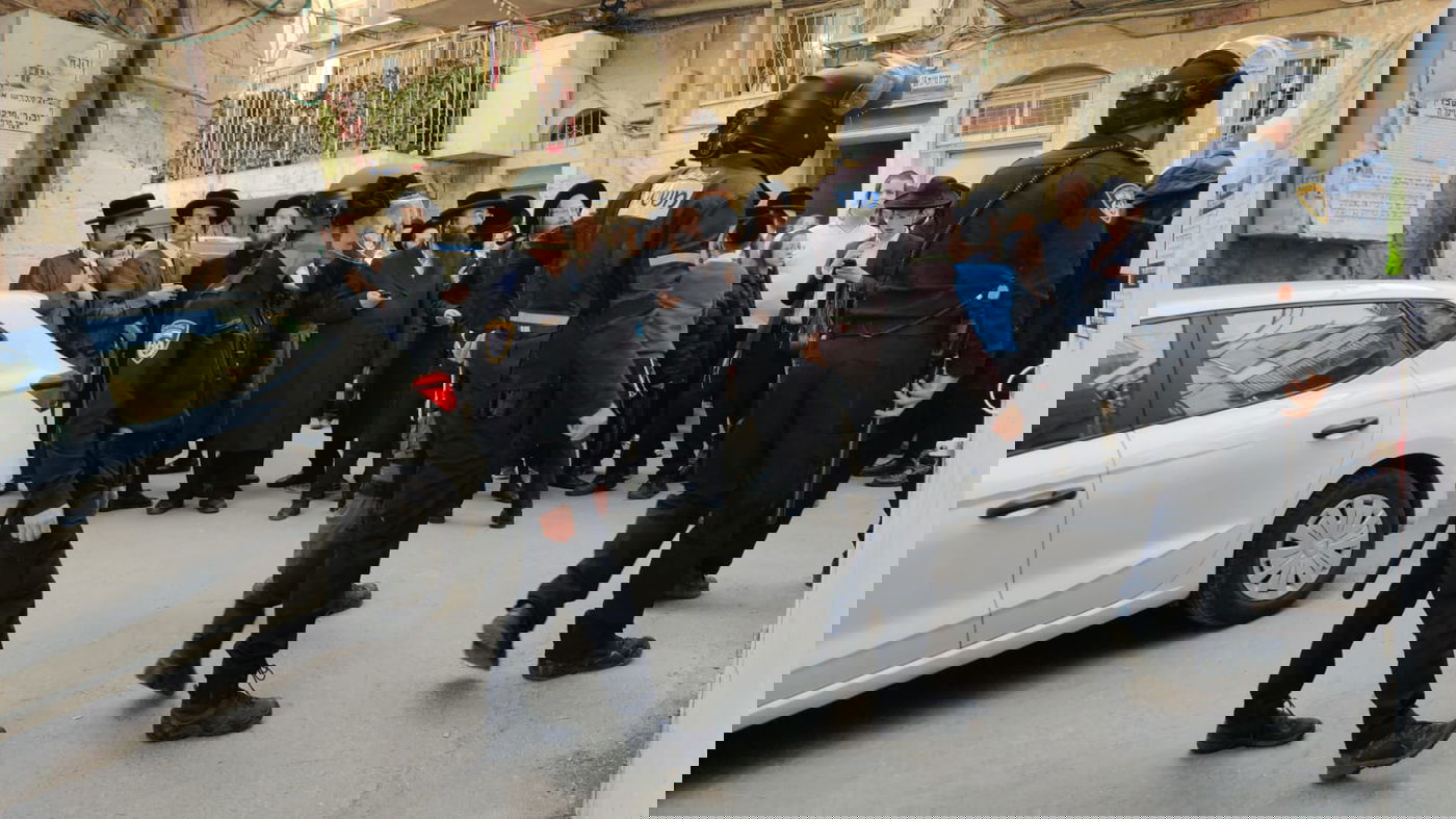 שוטר ואזרח הותקפו במאה שערים, עימותים קשים במקום