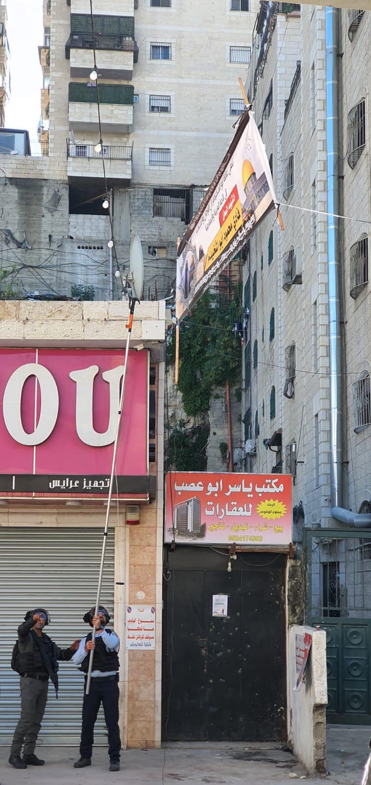 יומיים לפיגוע: השוטרים הסירו דגלים וכרזות במזרח ירושלים