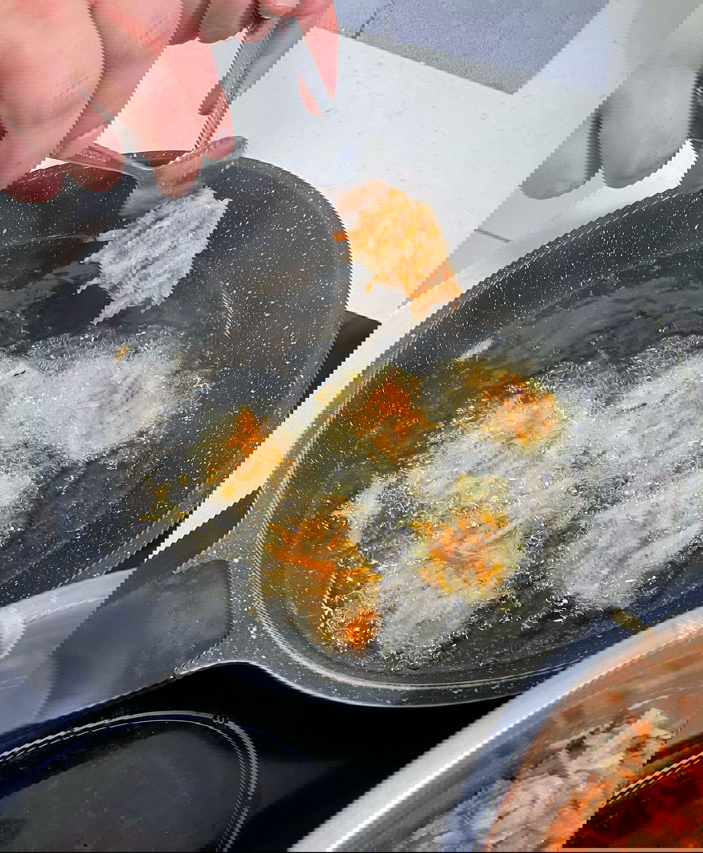 גורפים כף מהתערובת לכל לביבה