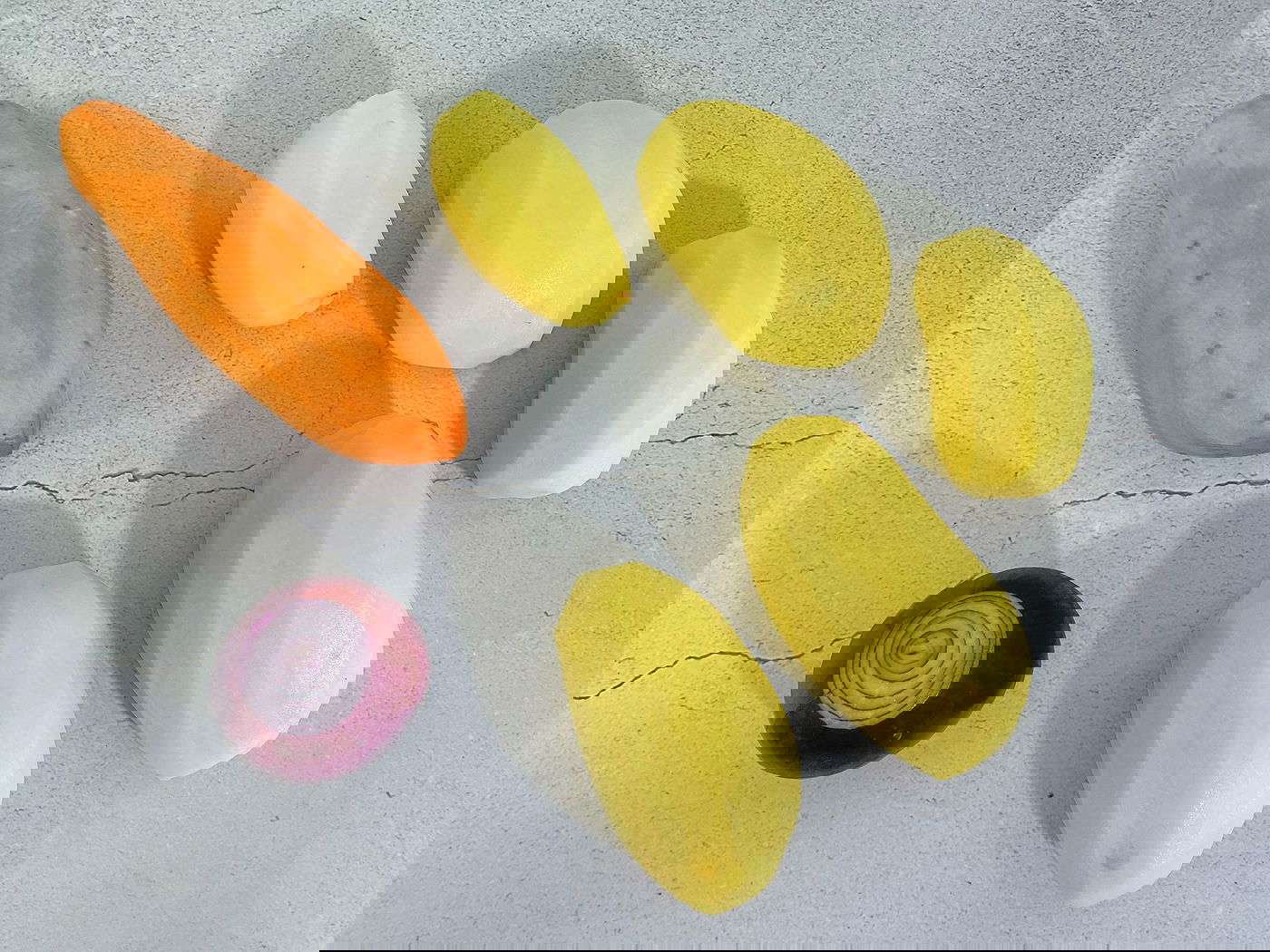 מקלפים את הירקות ומגרדים אותם דק