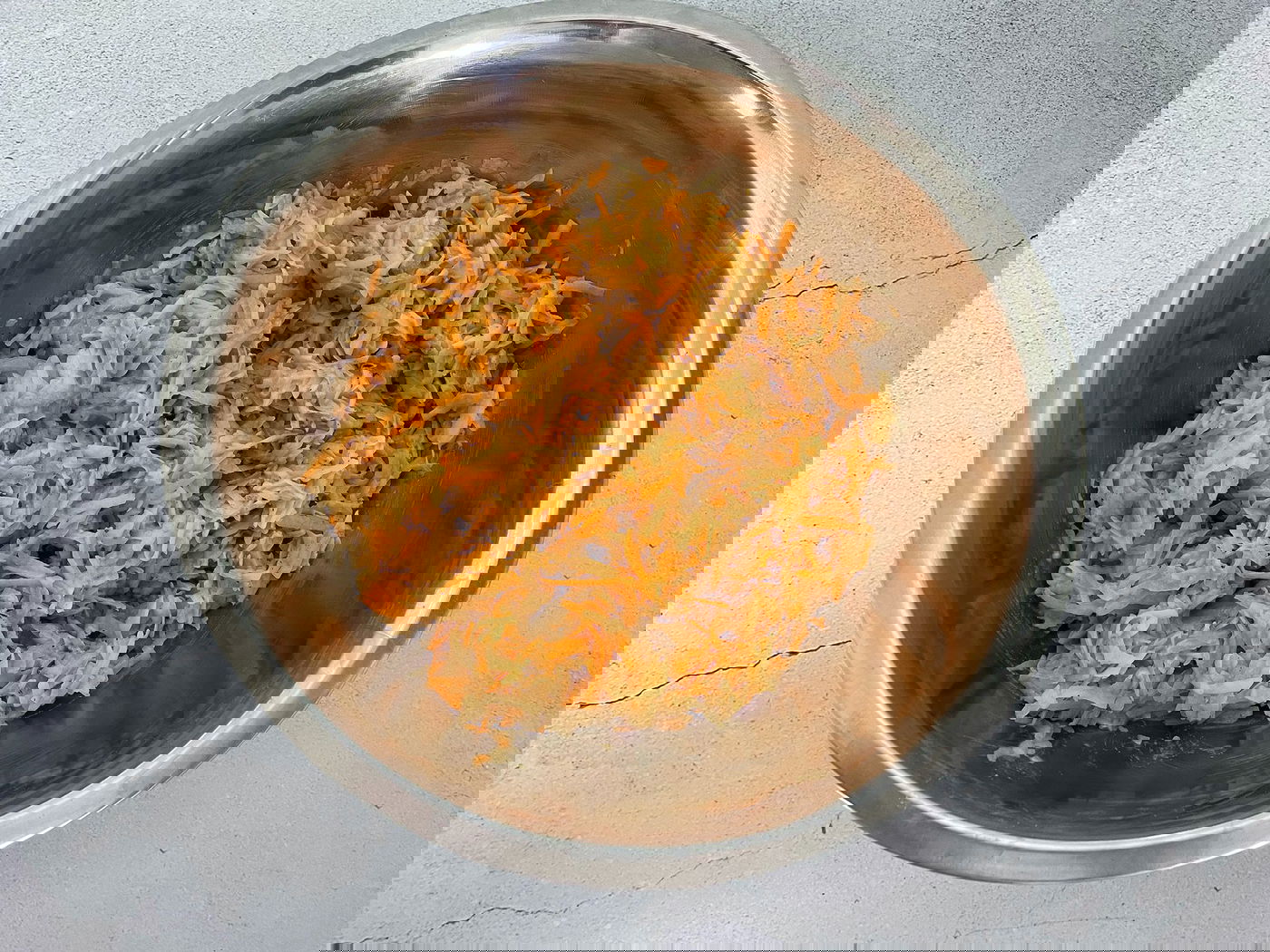 מערבבים את הירקות עם שאר הרכיבים