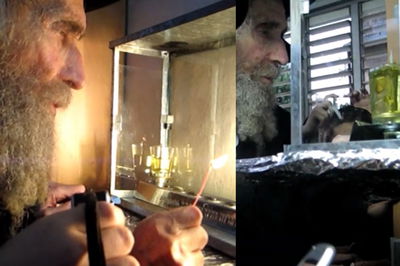 תיעוד מפעים: מרן הרב שטיינמן זצ"ל בהדלקת נר חנוכה