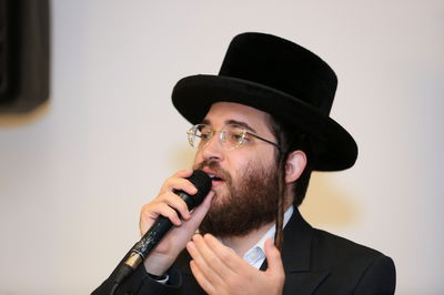 "די ויז'ניצע הנרות הללו" בביצוע מנדי גפנר ומקהלת חסידי ויז'ניץ