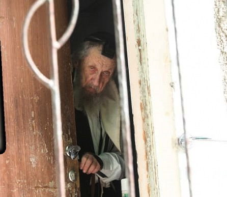 הגר"ד לנדו מתפלל בביתו, אילוסטרציה