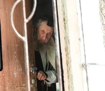 הגר"ד לנדו מתפלל בביתו, אילוסטרציה