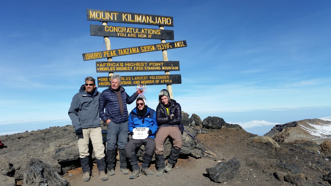 גיל פוגל עם בנו והחנוכייה בקילימנג'רו