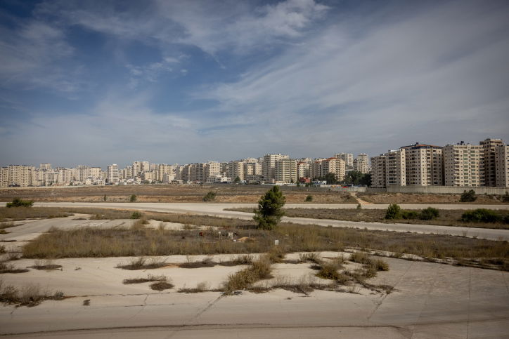 שדה התעופה הנטוש בעטרות עליו תיבנה השכונה החדשה