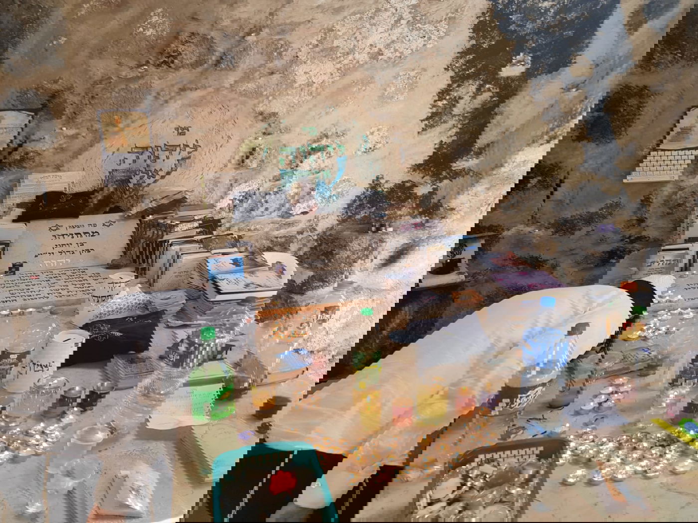 נרות ומשתטחים על קבר מתתיהו