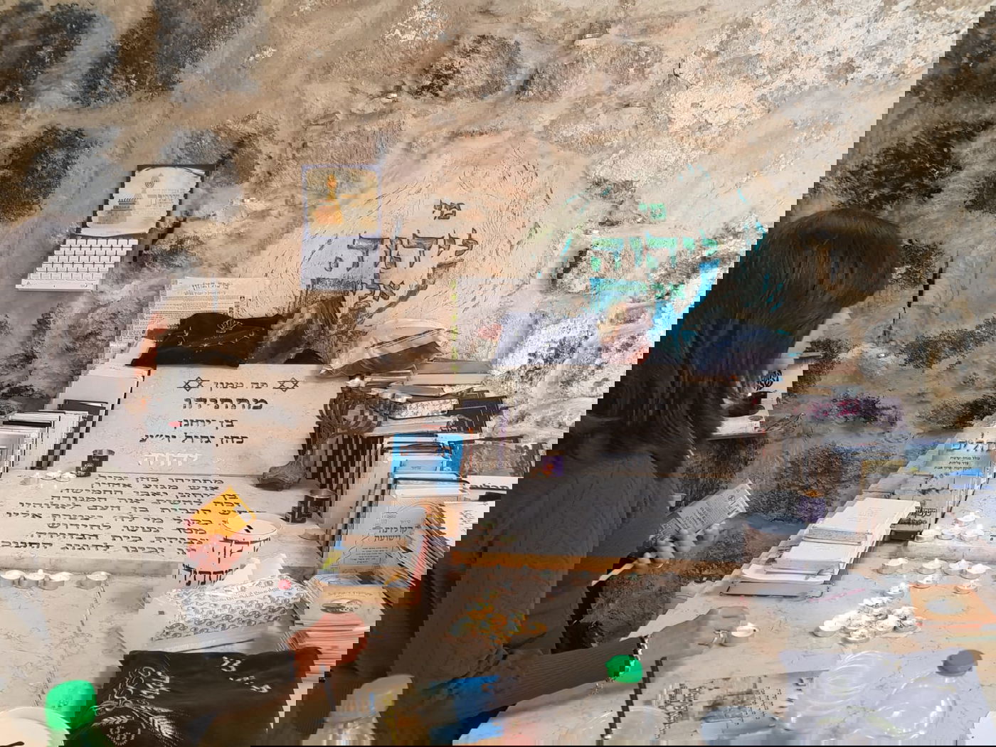 נרות ומשתטחים על קבר מתתיהו