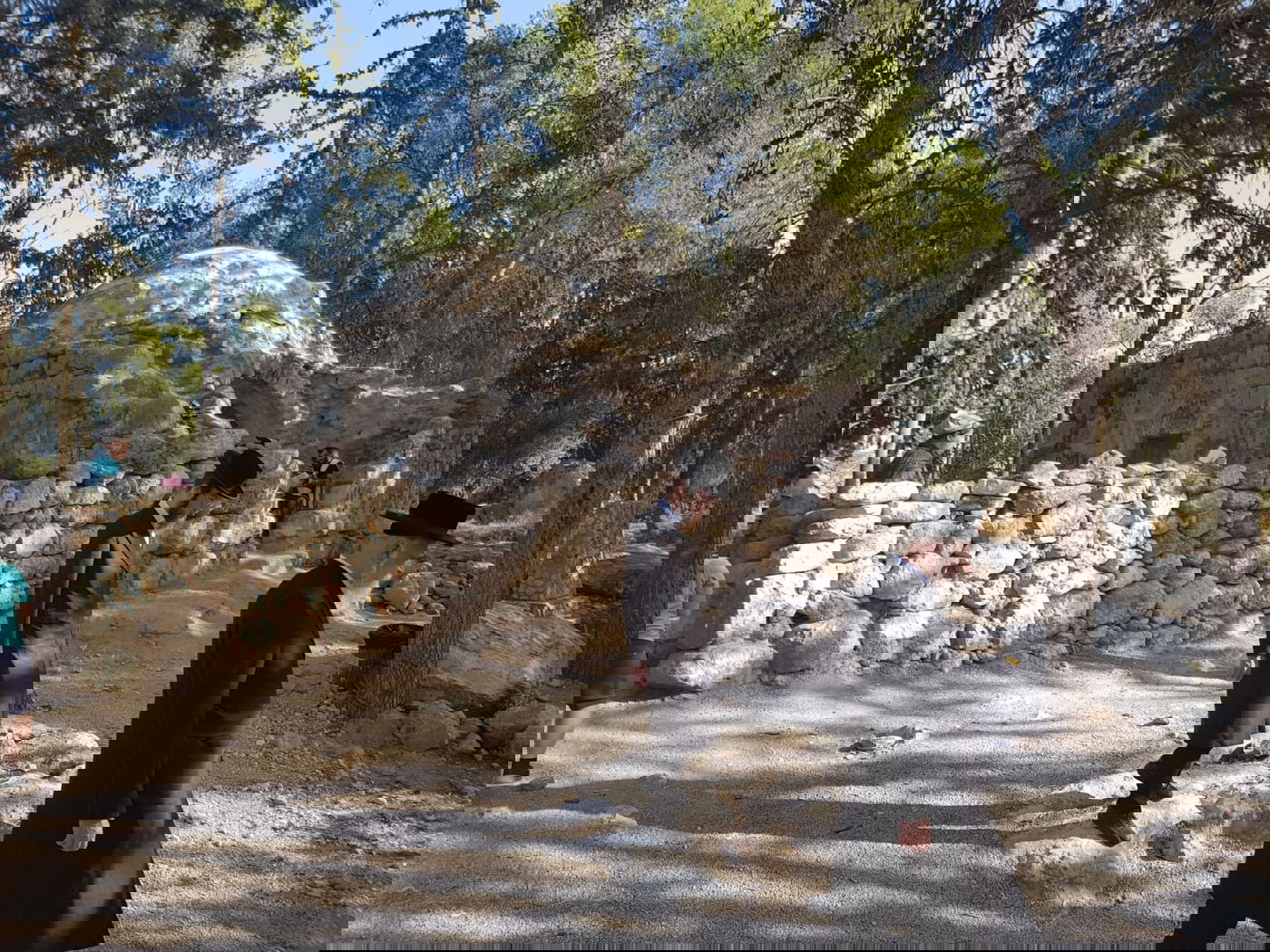 נר ראשון של חנוכה: מבקרים בקבר מתתיהו ביער בן שמן