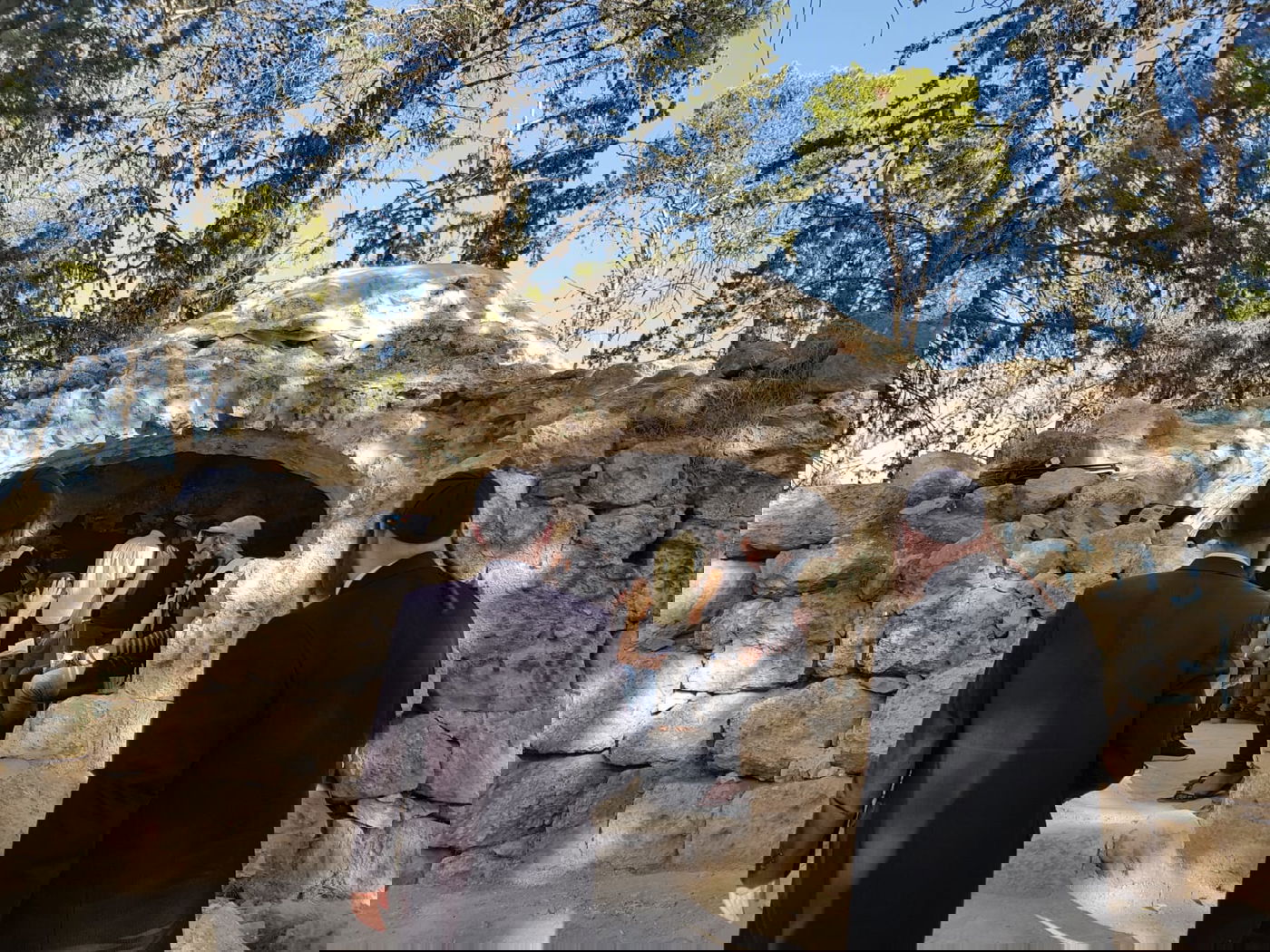 נר ראשון של חנוכה: מבקרים בקבר מתתיהו ביער בן שמן