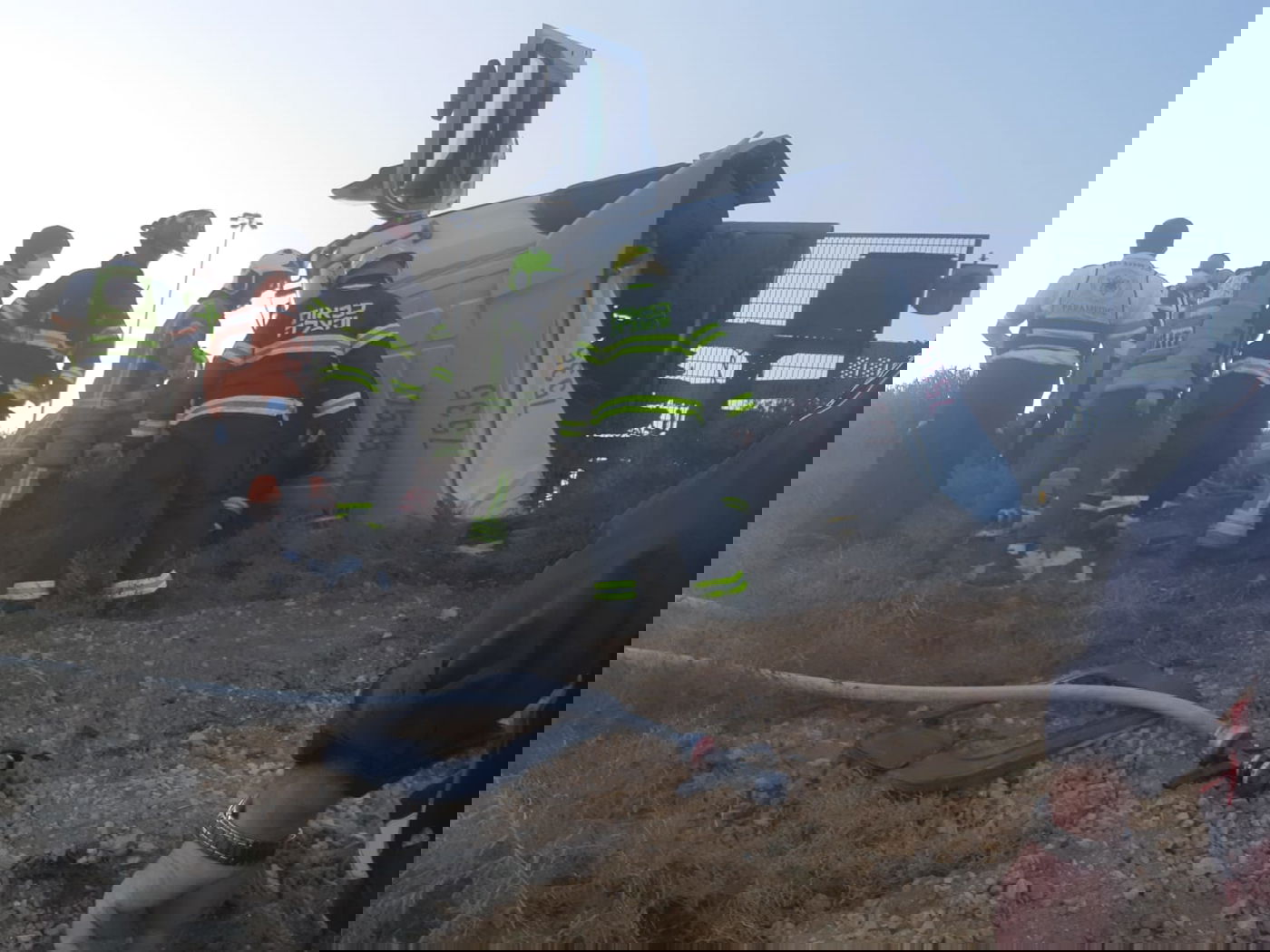 משאית עם חומרים מסוכנים - התהפכה ; צפו