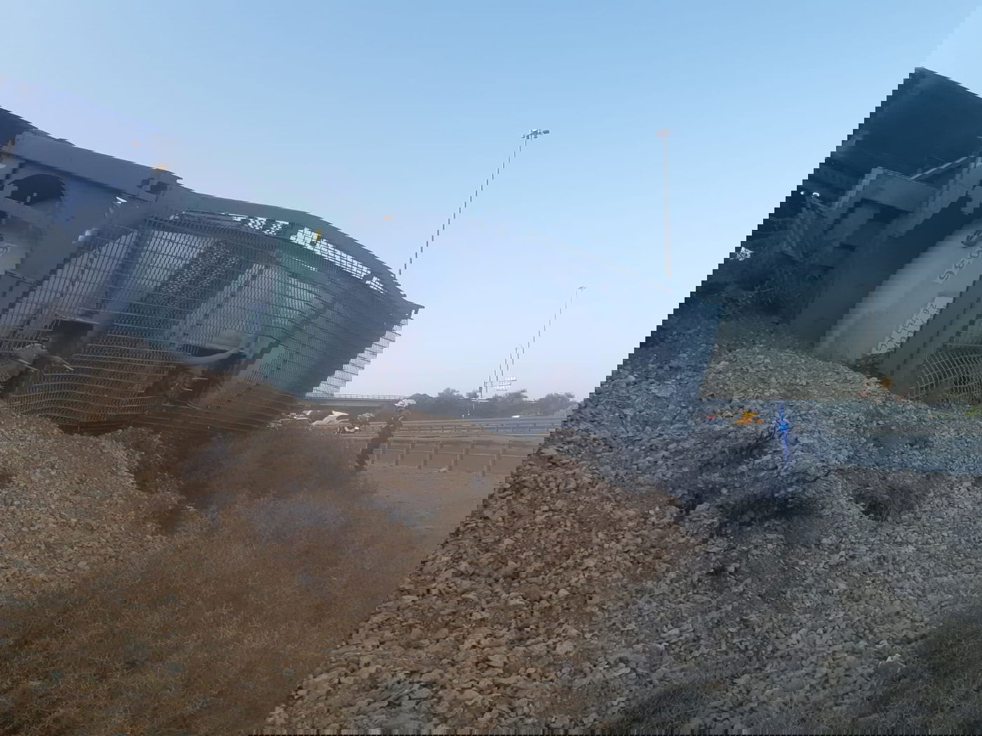 משאית עם חומרים מסוכנים - התהפכה ; צפו