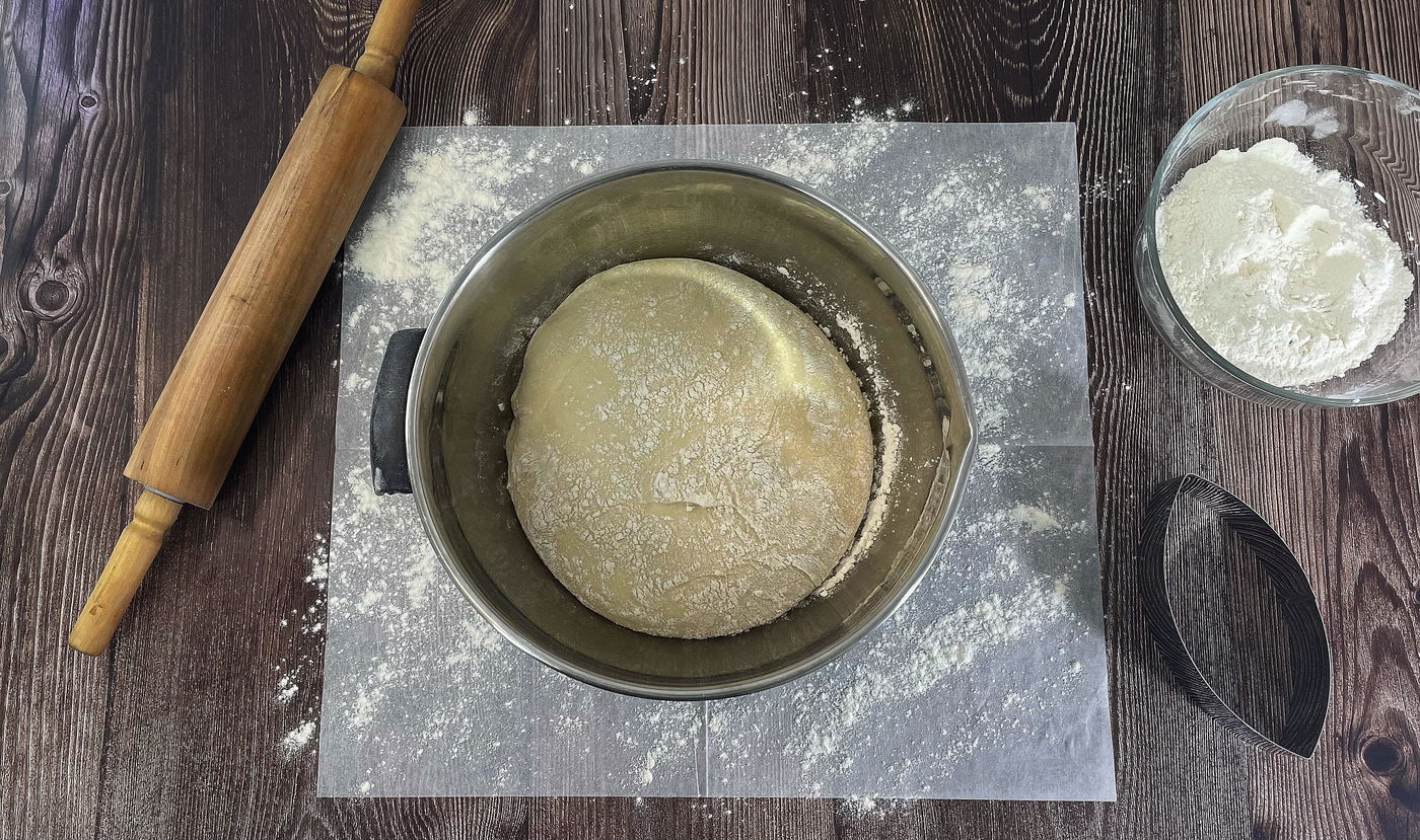 במקביל, מכינים את בצק הפריקסה