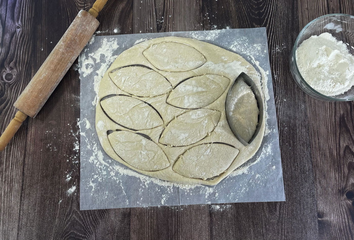 קורצים סירות מהבצק