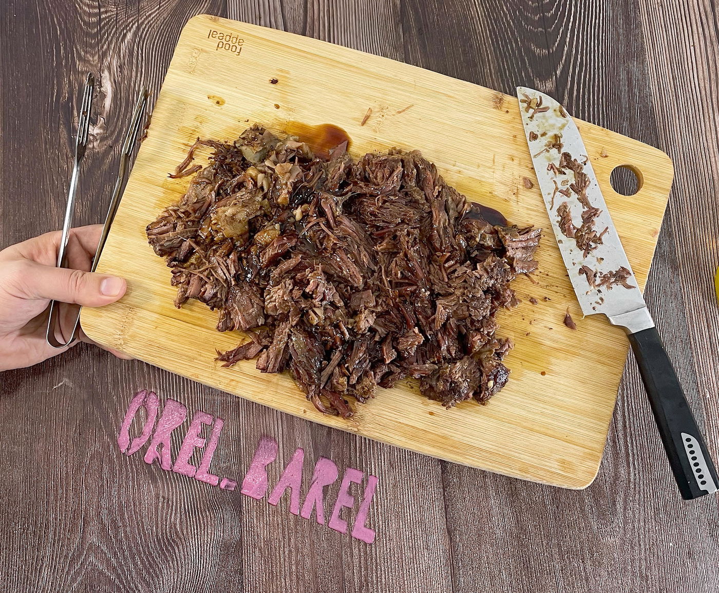 מתבלים, אופים וקוצצים את הבשר