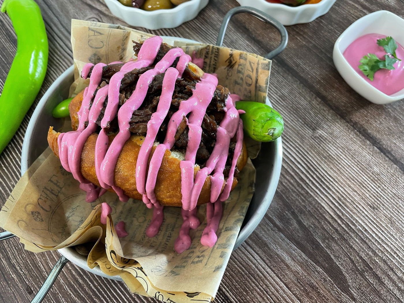 ממלאים את הפריקסה בבשר ומזלפים טחינה בנדיבות