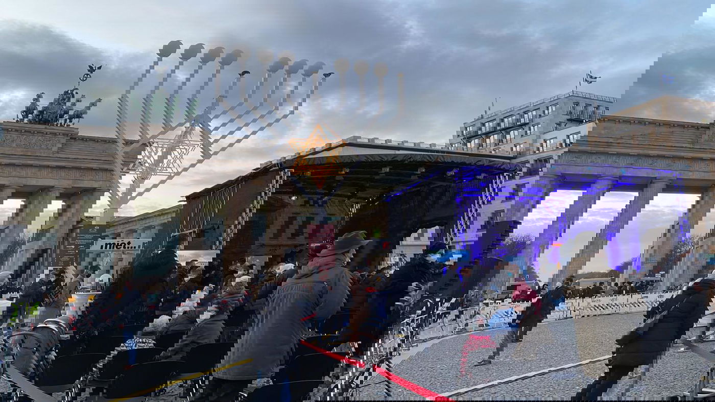 ישיר: ההדלקה המרגשת מול 'שער הניצחון'