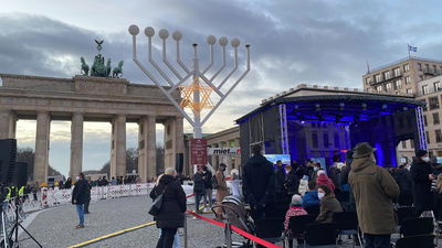 ישיר: ההדלקה המרגשת מול 'שער הניצחון'