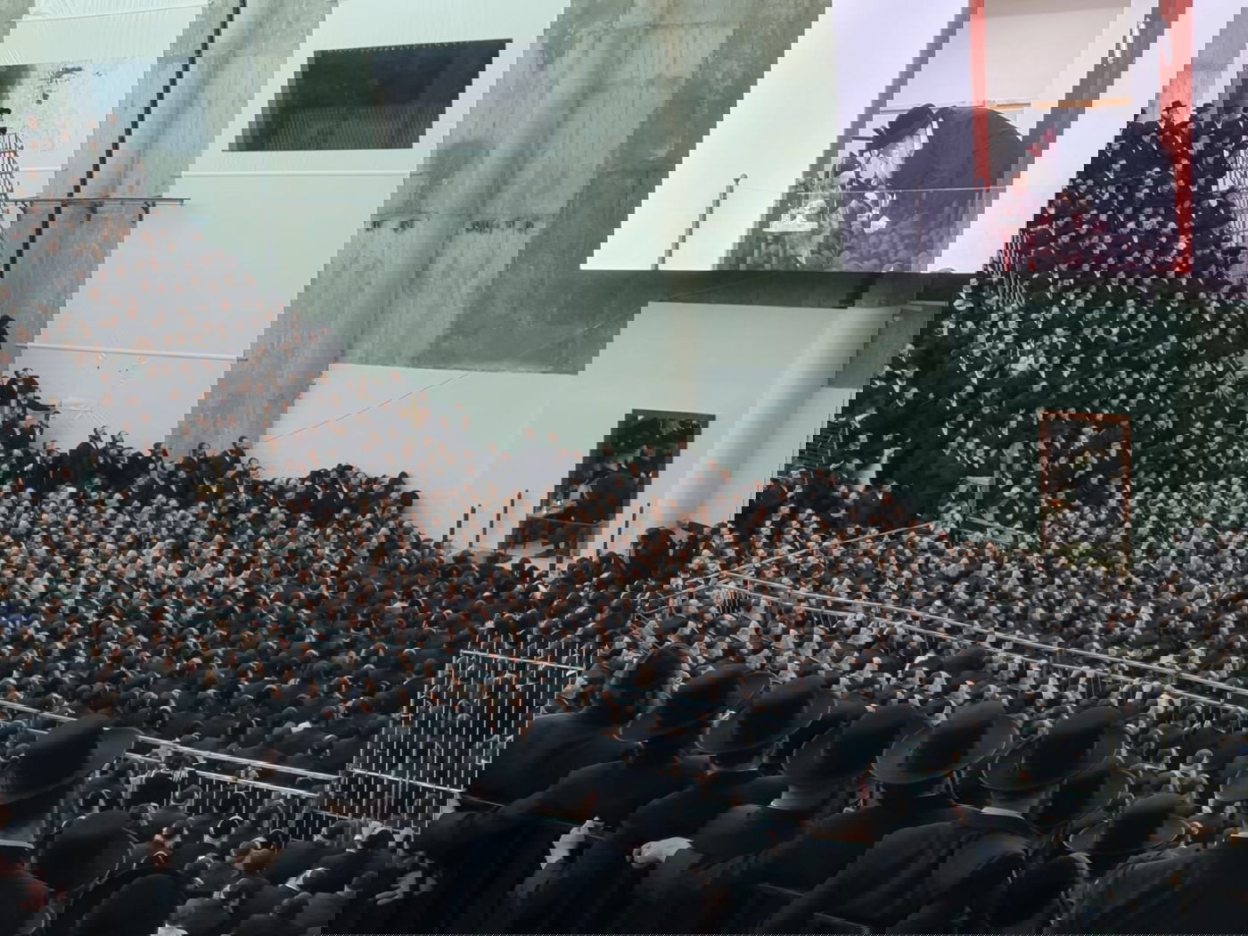 האדמו"ר מגור בהדלקת נר חנוכה