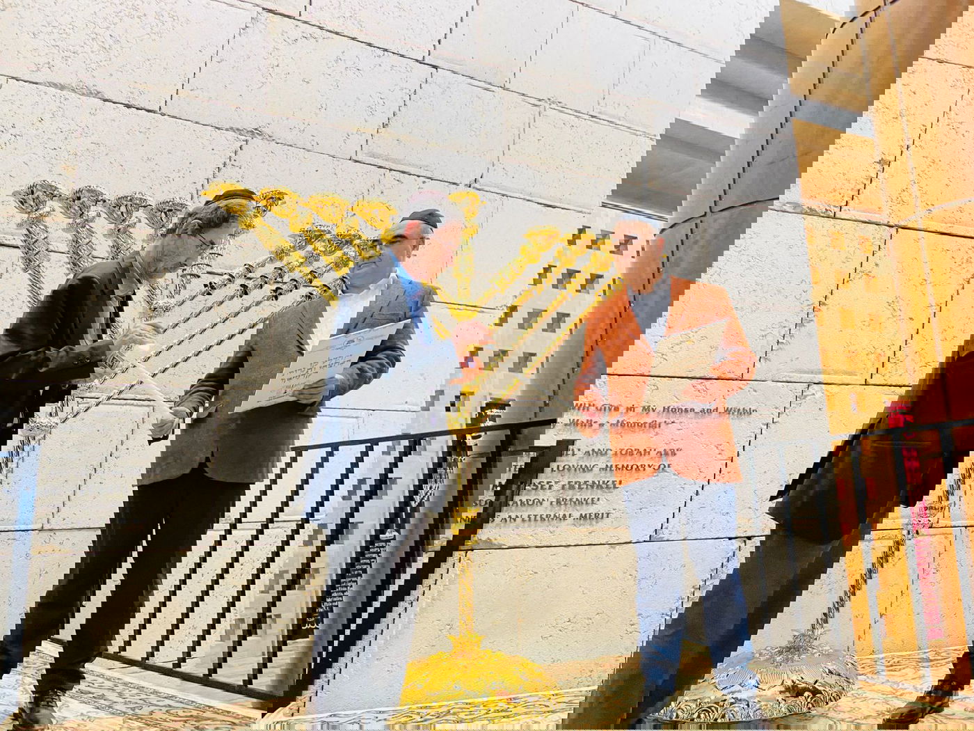 הנדיב הדליק בחנוכייה עם ציפוי זהב • תיעוד