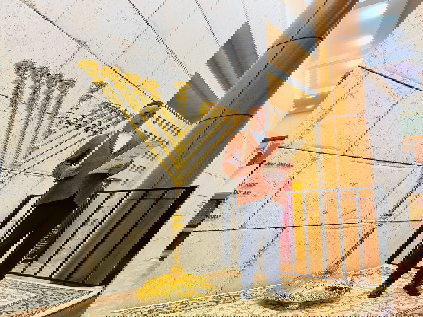 הנדיב הדליק בחנוכייה עם ציפוי זהב • תיעוד