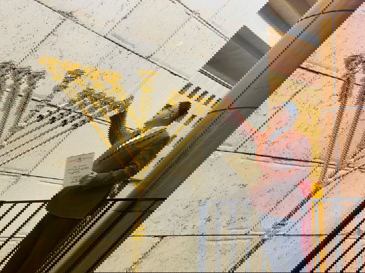 הנדיב הדליק בחנוכייה עם ציפוי זהב • תיעוד