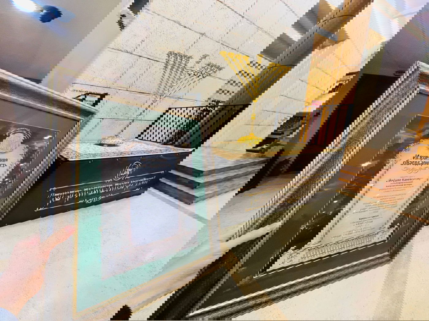 הנדיב הדליק בחנוכייה עם ציפוי זהב • תיעוד