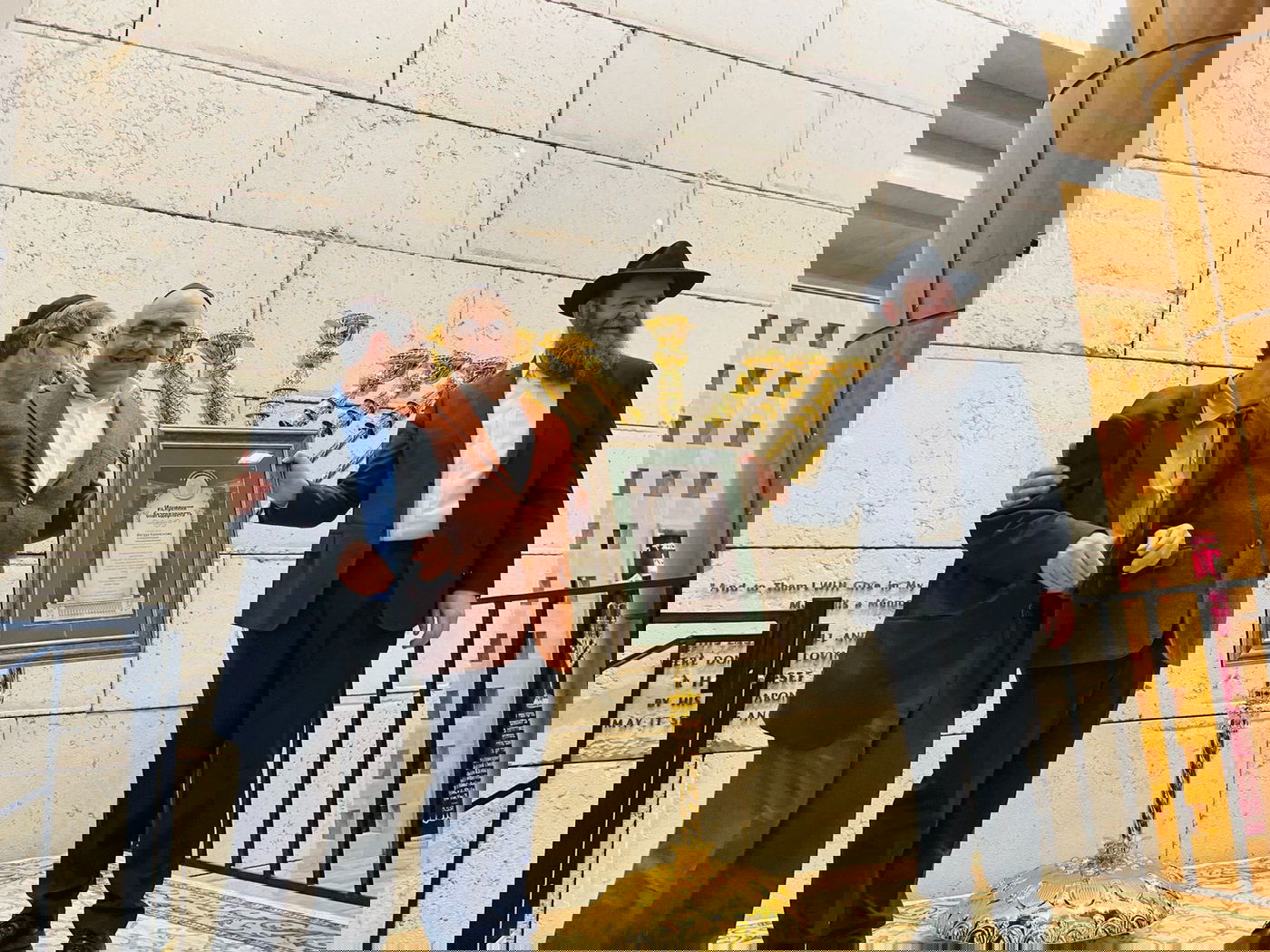 הנדיב הדליק בחנוכייה עם ציפוי זהב • תיעוד