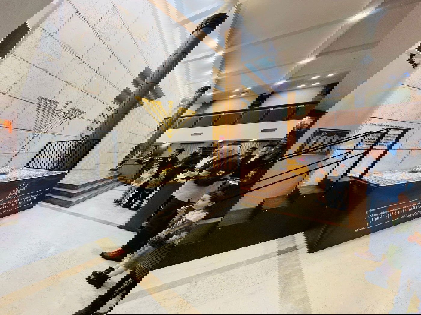 הנדיב הדליק בחנוכייה עם ציפוי זהב • תיעוד