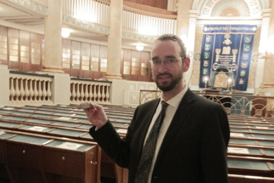 הרב ירון אנגלמייאר בבית הכנסת הגדול עם האבן