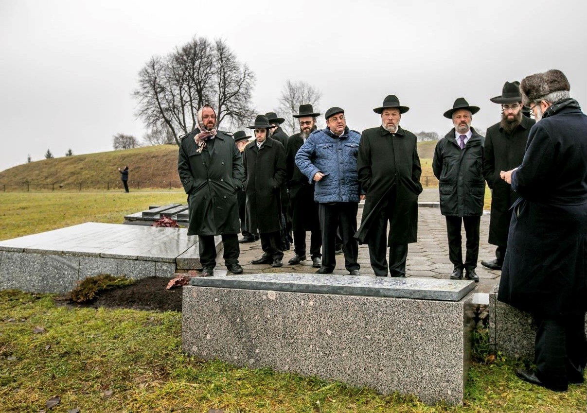 רבנים ממשתתפי כינוס ועידת רבני אירופה במינסק באזכרה בגיא ההריגה בפורט השביעי בקובנה