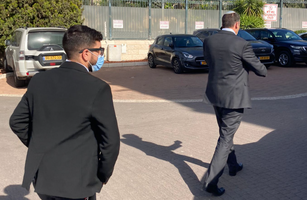 השר מתן כהנא והמאבטח, הבוקר