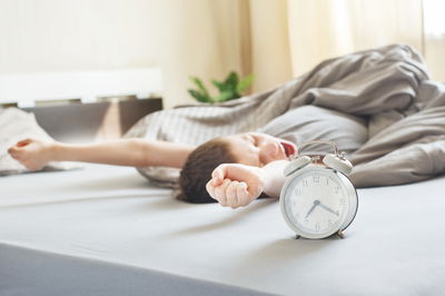 בדיוק כמו שהולכים לישון – מכבים את האור, כשקמים – מדליקים