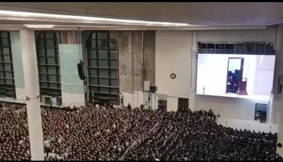 לעיני אלפי החסידים: הרבי מגור בהדלקת נר ראשון